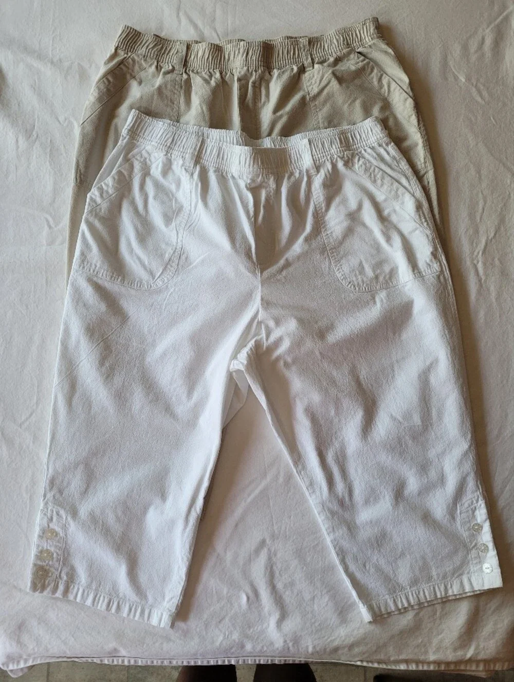 Gloria Vanderbilt Pair of Elastic Waist Capri Pants in White and Khaki Size XL - Picture 1 of 10